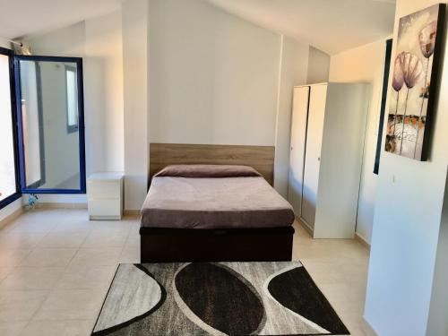 1 Schlafzimmer mit 2 Einzelbetten und einem Kühlschrank in der Unterkunft ATICO DUPLEX PLAYA in Benidorm