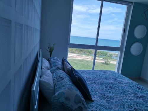 里奧阿托的住宿－Ocean 3, Playa Blanca，一间卧室设有一张床,享有海景