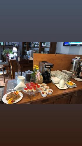 uma mesa com pratos de comida em cima em Gosciniec Pod Brzozami em Poznań