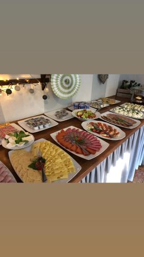 uma mesa longa com muitos pratos de comida em Gosciniec Pod Brzozami em Poznań