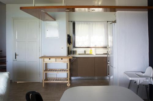 Una cocina o zona de cocina en Possidi Aigaiopelagitika 2-floor beach house