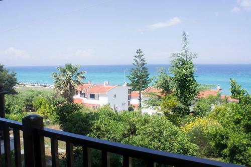 vistas al océano desde el balcón de una casa en Possidi Aigaiopelagitika 2-floor beach house, en Kalandra