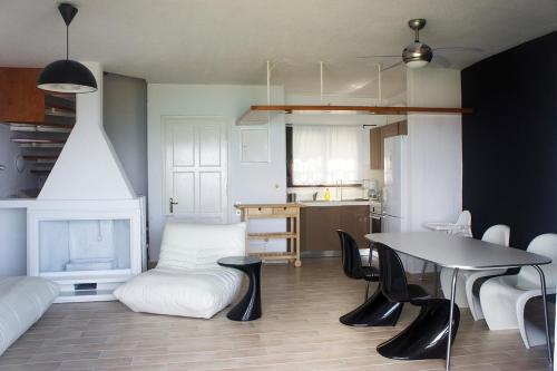 Kuchyň nebo kuchyňský kout v ubytování Possidi Aigaiopelagitika 2-floor beach house