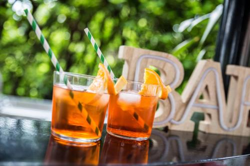 two glasses of iced tea sitting on a table at Albergo Mio Boutique Hotel - Adults Only in Lazise