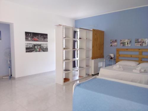 um quarto com uma cama e uma estante de livros em Casa Vacanze Terme em Terme Vigliatore