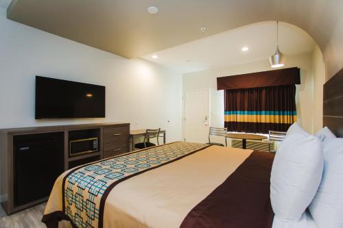 TV a/nebo společenská místnost v ubytování Scottish Inns & Suites Atascocita