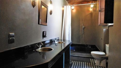 A bathroom at R´Mila Medina Fez