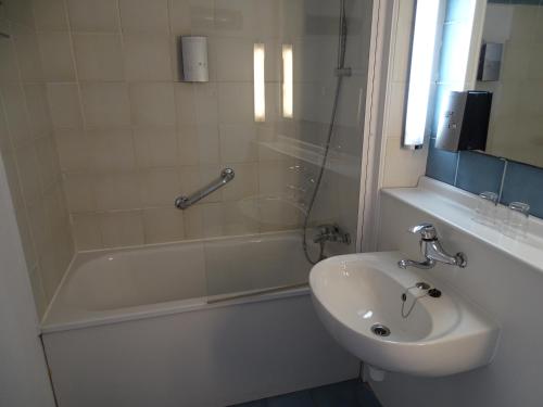 een badkamer met een wastafel, een douche en een bad bij Value Stay Bruges in Brugge