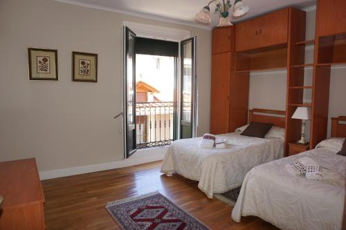 sypialnia z dwoma łóżkami i balkonem w obiekcie BELLA VIST EBI-1039 w mieście Mundaka