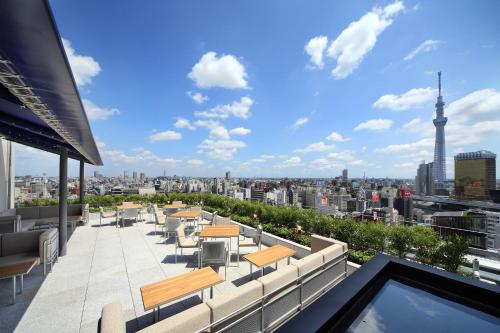 vistas a la ciudad desde el techo de un edificio en The Gate Hotel Asakusa Kaminarimon by Hulic en Tokio