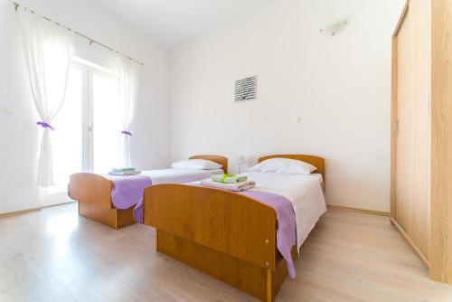 1 dormitorio con 2 camas y ventana en Red rose, en Split