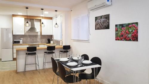 a kitchen with a table and chairs in a room at Loft Yolanda Centro in Cuenca