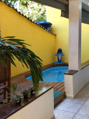 una piscina en un patio trasero con una pared amarilla en Pousada Quatro Irmãos en Jericoacoara
