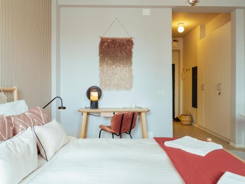 Un pat sau paturi într-o cameră la Amazing View - Top location - Universitate Studio