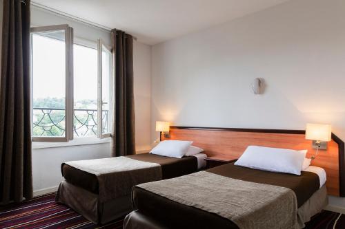 Cette chambre comprend 2 lits et une fenêtre. dans l'établissement The Originals City, Hôtel Astoria Vatican, Lourdes (Inter-Hotel), à Lourdes