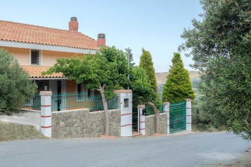 a house with a fence and a gate at Villa Kastelas in Kato Asites