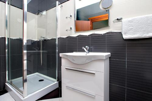 Apartments Vidikovac Inn في كوتور: حمام مع حوض ودش