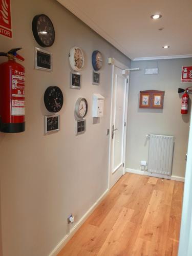 a room with plates on the wall and a fire hydrant at Pensión El Espolón in Logroño