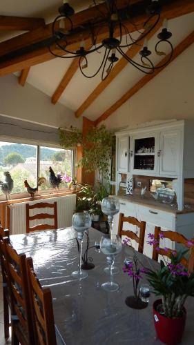 Una cocina con una mesa con copas de vino encima. en La Maison de Fafa, en Carcassonne