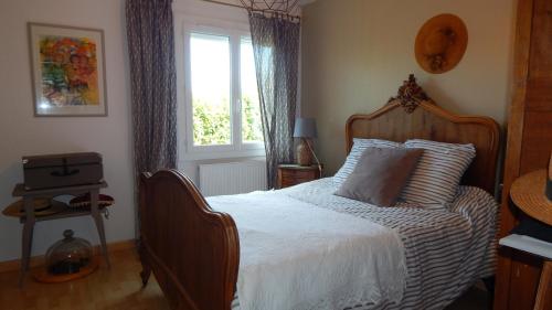 une chambre avec un grand lit avec une fenêtre dans l'établissement La Maison de Fafa, à Carcassonne