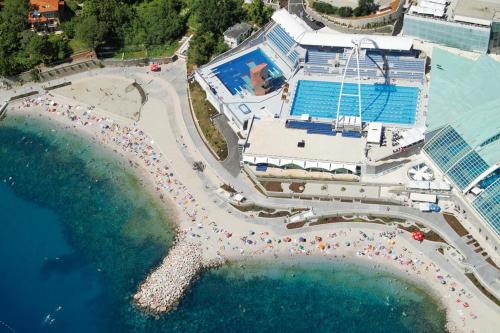 - une vue aérienne sur une plage avec une piscine dans l'établissement Apartment Laurel, à Rijeka