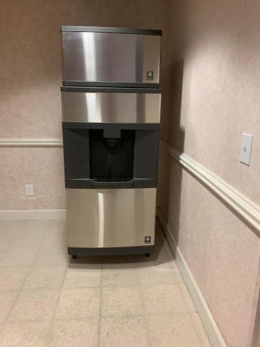 a microwave oven sitting in the corner of a room at Super 8 by Wyndham Hillsboro TX in Hillsboro