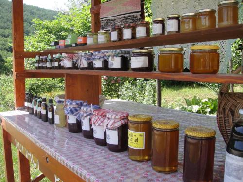 uma mesa com muitos potes de mel sobre ela em Rooms-Vasva and Hazim em Ćukovi