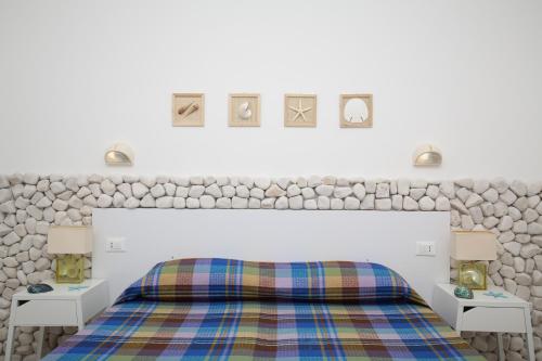 ヴィエステにあるResidence La Conchigliaの大きなベッドと2つのナイトスタンドを備えた寝室