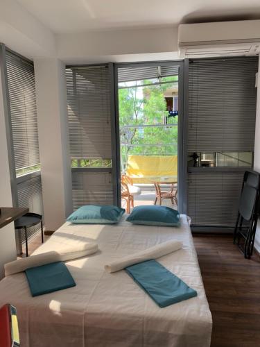 1 dormitorio con 2 camas y ventana grande en Self-Check Apartment Lilia 3 next ot 24 hours food and drink shop and free parking area en Sofía