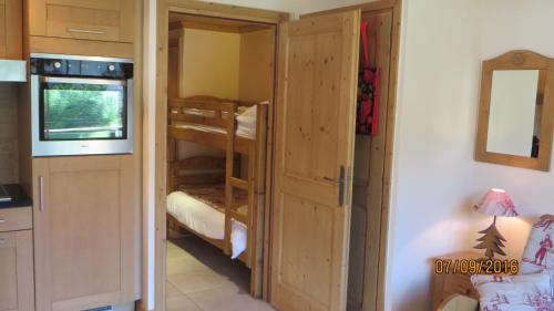 Cette petite chambre dispose d'une cuisine avec des lits superposés. dans l'établissement Alpine Lodge 5, aux Contamines-Montjoie