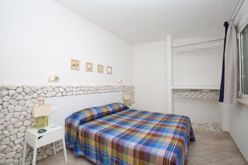 ヴィエステにあるResidence La Conchigliaの小さなベッドルーム(ベッド1台、テーブル付)