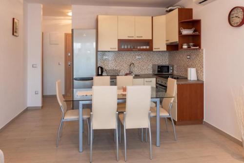 kuchnia i jadalnia ze stołem i krzesłami w obiekcie Apartment Marina w Trogirze