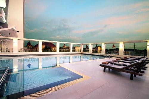 בריכת השחייה שנמצאת ב-Kantary Hotel Kabinburi או באזור