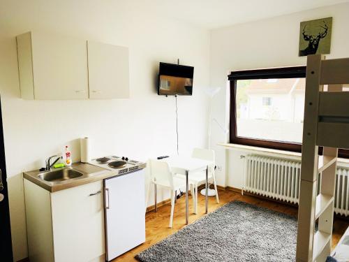 cocina con fregadero, mesa y ventana en Living @ Klassvilla - Weserwehr No. 6 en Bremen