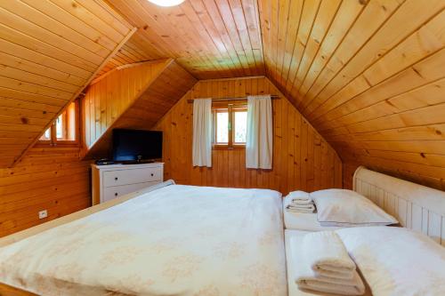 バンスカー・シュチャヴニツァにあるStará mýtnicaの木造の部屋にベッドが2つある寝室
