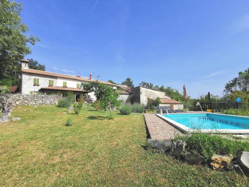 Bazén v ubytování Villa Mavrici, Nature Paradise with pool nebo v jeho okolí