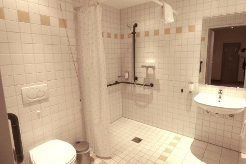 Kylpyhuone majoituspaikassa Nashira Kurpark Hotel -100 prozent barrierefrei-