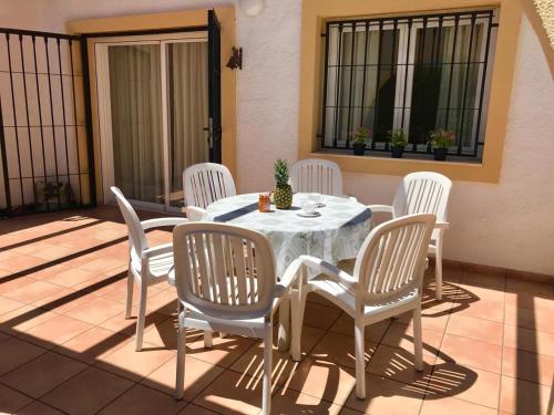 biały stół i krzesła na patio w obiekcie Casa de familia w mieście Calpe