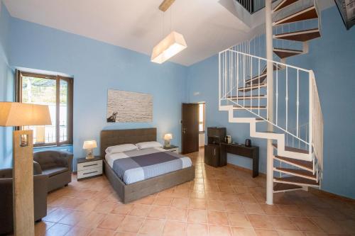 sypialnia z łóżkiem i spiralnymi schodami w obiekcie Casa d'amare w Sorrento