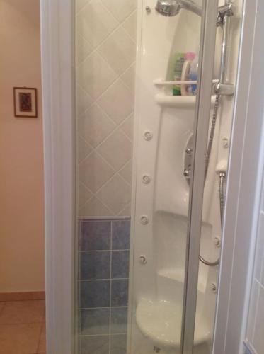 a shower with a glass door in a bathroom at APPARTAMENTO LIDO 1 in Alghero