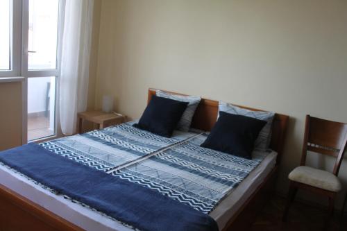 a bed with blue sheets and pillows in a room at Sunny Cozy Flat in the Centre, close to beach, 4 rooms, 105sqm in Varna City