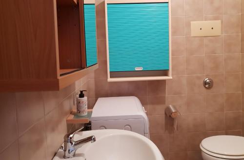 A bathroom at Appartamento via Alghero