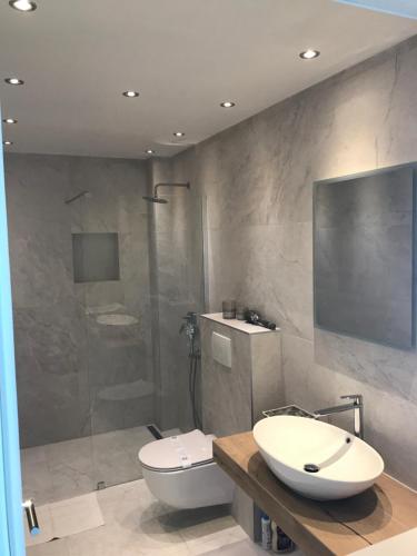 Marusici にあるApartments Vela Sollisのバスルーム(トイレ、洗面台、シャワー付)