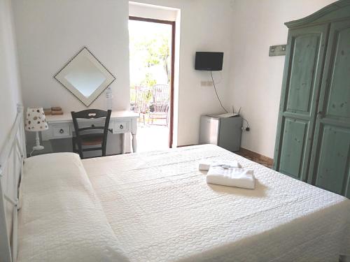 アレネッラにあるLa Via Del Mareのベッドルーム1室(白いベッド1台、デスク付)