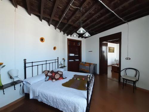 Un dormitorio con una cama con dos ositos de peluche. en Canarian House with views and pool, en Los Realejos