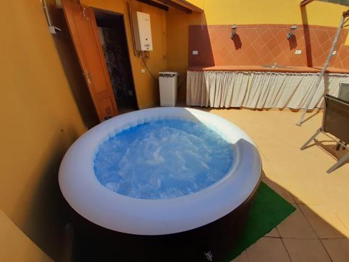 El baño incluye una gran bañera azul. en Canarian House with views and pool, en Los Realejos