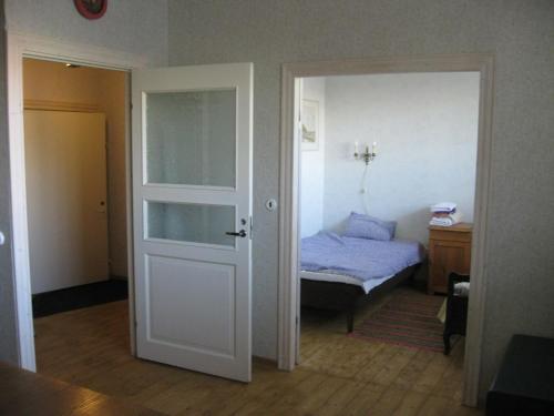 Schlafzimmer mit einer Tür, die zu einem Bett führt in der Unterkunft Private Apartment in Tallin (Pelguranna) in Tallinn