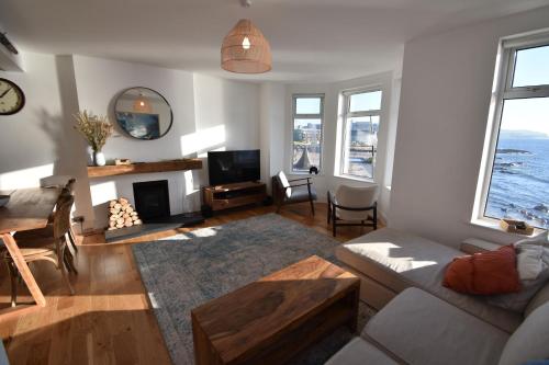 uma sala de estar com um sofá e uma mesa em The Promenade, Portstewart em Portstewart