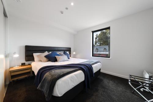 a bedroom with a large bed and a window at Coronet Apartment, Complete comfort and views in Queenstown