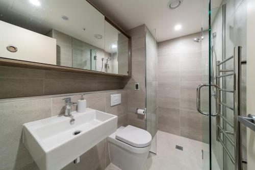 e bagno con lavandino, servizi igienici e doccia. di Coronet Apartment, Complete comfort and views a Queenstown